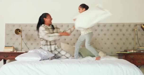 枕头打斗 卧室和母亲在家里用爱心 关心和顽皮的表情爱抚孩子 年轻的妈妈在家里和她的女儿在床上玩耍和拥抱 — 图库视频影像