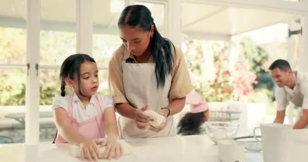 Cuisson Pâte Une Femme Enseignant Fille Cuisiner Dans Cuisine Leur — Video