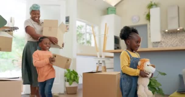 引っ越し 不動産移転のための新しい家に箱を持つ幸せな 黒の家族と子供たち お母さん お父さん 興奮した女の子の子供のアパート 家やリビングルームに段ボール箱を運ぶ — ストック動画