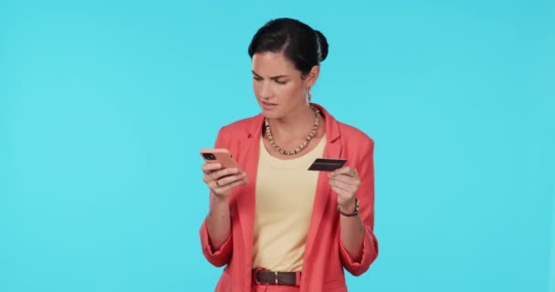 クレジットカードやスマートフォン オンラインショッピングや銀行アプリのエラーと混同支払いと 女性の顧客 電子商取引のミスやインターネットバンキングの質問 青の背景にフィンテックのグリッチ — ストック動画