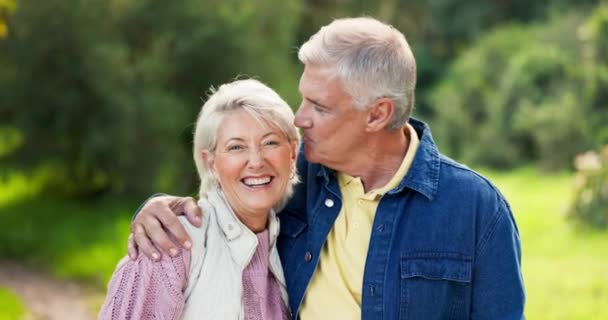 Twarz Pocałunek Para Seniorów Przyrodzie Dobrze Się Bawią Łączą Portret — Wideo stockowe