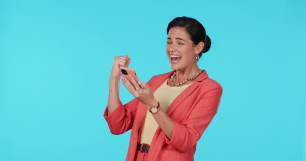 Ganador Teléfono Éxito Mujer Estudio Fondo Azul Para Las Noticias — Vídeo de stock