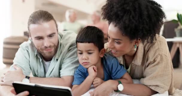 放松和家庭的父母 孩子或人们审查电子学习作业 网络课程或帮助男孩学习 电子学习 远程在线教育和亲生孩子 妈妈和亲生爸爸支持儿子 — 图库视频影像