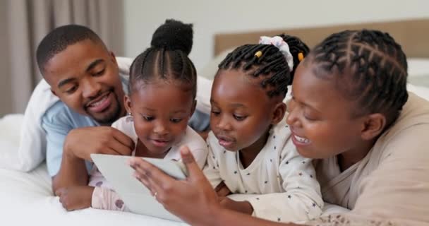 Technologie Zwarte Familie Met Tablet Slaapkamer Van Hun Huis Voor — Stockvideo