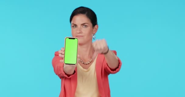 Mujer Pulgares Hacia Abajo Mostrar Teléfono Con Pantalla Verde Simulan — Vídeo de stock