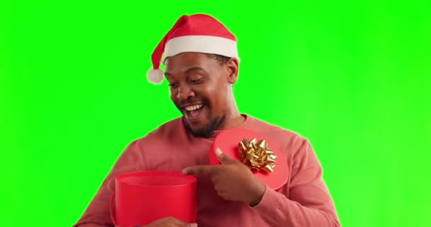 绿色的屏幕和男人与圣诞盒和桑塔爪帽与震惊的脸在工作室 一个非洲男模的快乐 哇和肖像 他带着喜庆的圣诞礼物 背景是彩色的 — 图库视频影像