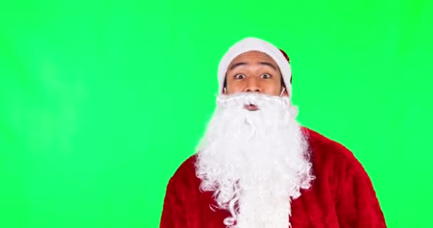 圣诞和圣诞老人的脸出现在绿色屏幕上 以庆祝节日 假期和节日期间 大家好 欢迎身着盛装的快乐男人 并在演播室庆祝他们的圣诞佳节 — 图库视频影像