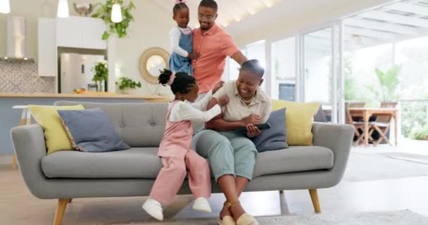 Felicidade Pais Brincalhões Crianças Sofá Família Negra Divertindo Sorrir Casa — Vídeo de Stock