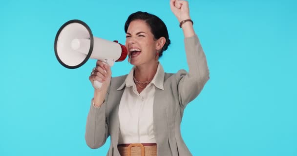 Megafone Protesto Anúncio Com Uma Mulher Gritando Estúdio Fundo Azul — Vídeo de Stock