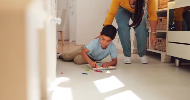 Lernen Kunst Und Mutter Mit Kind Auf Dem Fußboden Für — Stockvideo