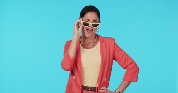 Solglasögon Mode Och Modell Kvinna Blinkar Studio Blå Bakgrund För — Stockvideo