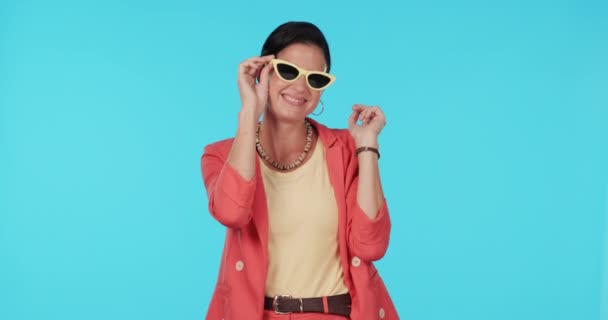 Güneş Gözlükleri Moda Stüdyoda Moda Tarzı Için Mavi Arka Planda — Stok video