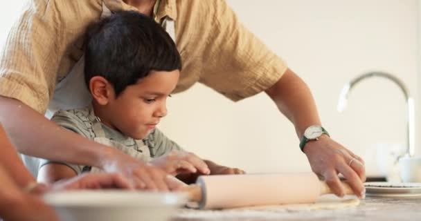 Jovem Menino Aprendendo Cozimento Pais Massa Para Pão Ligação Ensino — Vídeo de Stock