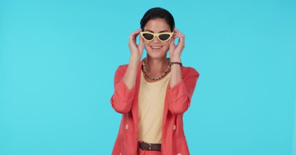 Gafas Sol Moda Guiño Con Una Mujer Modelo Estudio Sobre — Vídeo de stock