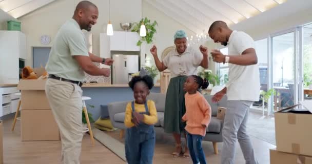 Переезд Коробки Родители Детьми Танцуют Гостиной Нового Дома Счастье Инвестиции — стоковое видео
