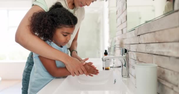 妇女和儿童在浴室洗手 教授卫生和健康与安全的常规 肥皂和洗手 母亲和女儿学习护肤 清洁污垢和细菌以增进健康 — 图库视频影像