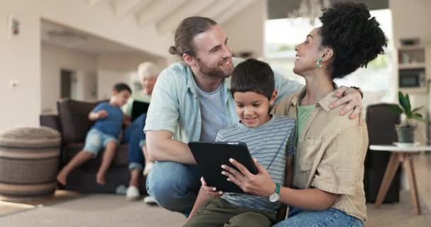 家庭和快乐的家庭父母 孩子或从事电子学习 知识或帮助儿子学习的人 电子学习 远程在线教育和幼儿 母亲和父亲之间的联系 — 图库视频影像
