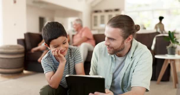 Tablet Αγάπη Και Ευτυχισμένη Οικογένεια Πατέρα Παιδί Άτομα Που Εργάζονται — Αρχείο Βίντεο