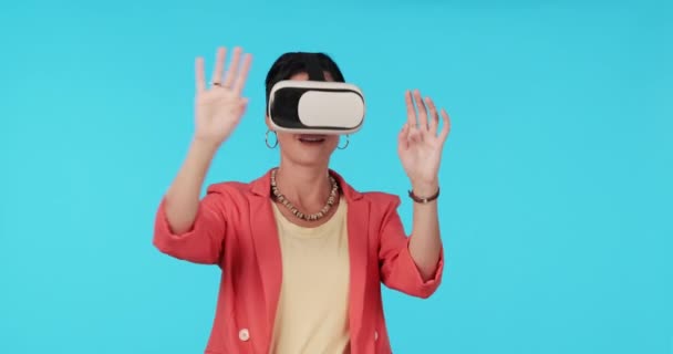Kobieta Naciśnij Ekranie Metawersum Przyszłej Technologii High Tech Niebieskim Tle — Wideo stockowe