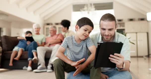 Tableta Domov Šťastný Rodinný Otec Dítě Nebo Lidé Pracující Learning — Stock video