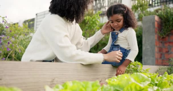 Aprendizagem Mãe Menina Jardim Para Agricultura Ensinando Criança Ligação Mãe — Vídeo de Stock
