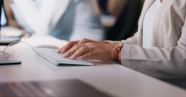 オフィスでキーボードの女性の手 ビジネススケジュールや議題のための電子メールやオンラインレポートを入力します インターネット検索 デジタルチェックリストの計画 デスクワークでコンピュータを扱う受付担当者 — ストック動画