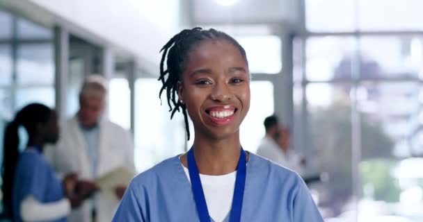 Медсестра Счастливая Лицо Черной Женщины Больнице Медицинского Оздоровительного Страхования Жизни — стоковое видео