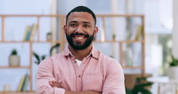 Brazos Cruzados Sonrisa Rostro Hombre Negocios Oficina Para Profesionales Mentalidad — Vídeo de stock