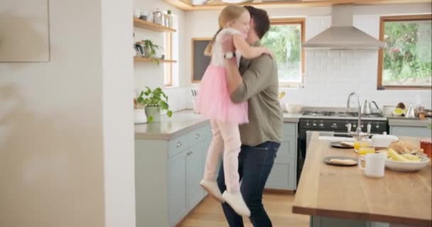 Pai Solteiro Feliz Pai Abraçar Criança Ligação Uma Cozinha Juntos — Vídeo de Stock