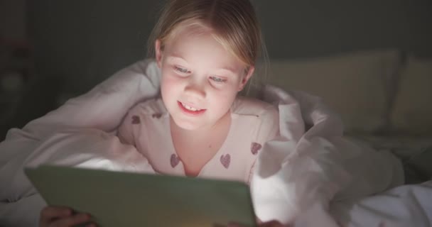 Dziewczyna Dziecko Tablet Sypialni Nocy Gier Online Czytania Historii Ebook — Wideo stockowe