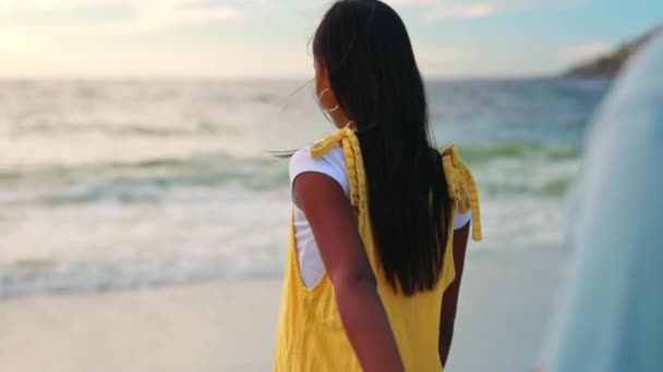 Pareja Feliz Tomados Mano Playa Relajarse Para Viajes Verano Vacaciones — Vídeos de Stock