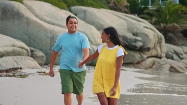 Laufen Strand Und Paar Glücklich Zusammen Und Händchen Haltend Einem — Stockvideo