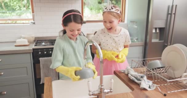 孩子们 和姐姐 姑娘一起在厨房里喝水和洗碗 或者用肥皂帮助洗碗 擦干和打扫房子 洗衣服和擦盘子的布 餐具或教女孩做家务活 — 图库视频影像