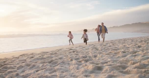 Família Crianças Correr Uma Praia Juntos Férias Férias Para Divertir — Vídeo de Stock
