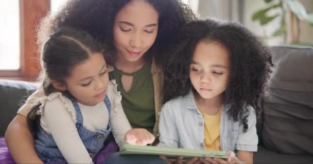 Ibu Anak Anak Dan Tablet Sofa Dengan Hati Hati Cinta — Stok Video