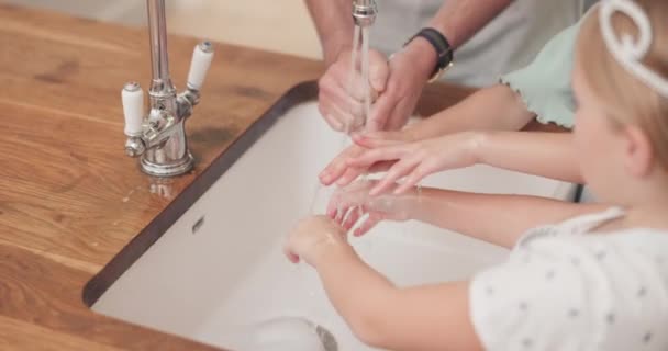 为在厨房做饭 帮助和学习的父亲和孩子清洁 洗手和进行特写 为健康 细菌和安全起见 家庭中男人和孩子的水 健康和支持 — 图库视频影像