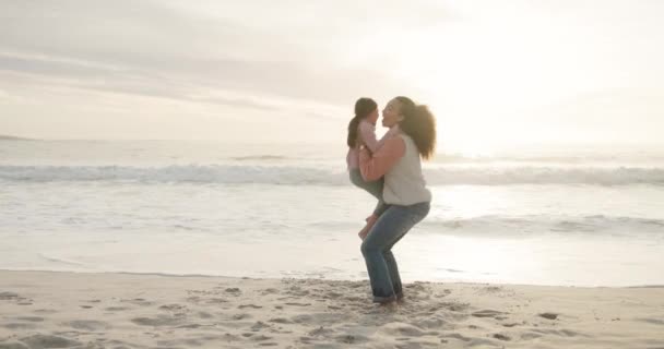 Playa Niña Correr Para Abrazarse Brazos Mamá Abrazar Con Amor — Vídeo de stock