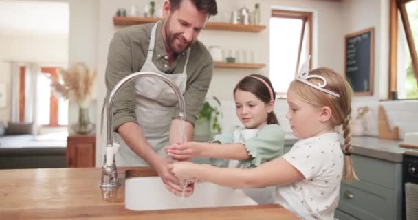 ヘルプと学習のためのキッチンで子供たちと手と父親を洗浄し 細菌および安全のための家族の家の子供を教える人との水 健康とサポート — ストック動画