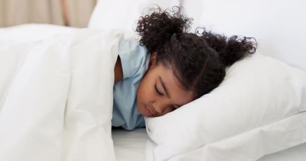Unavená Uvolněná Dítě Spící Posteli Odpočinku Snění Dopoledních Hodinách Víkendu — Stock video