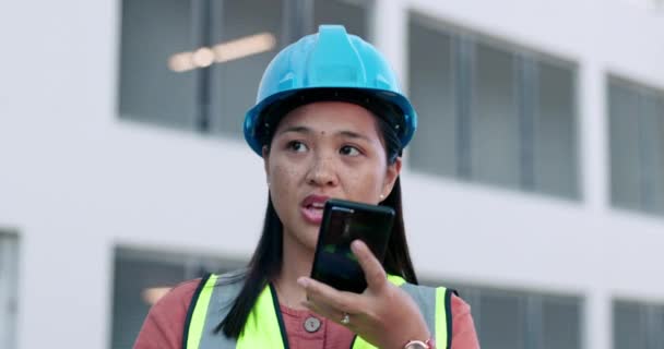 女性と建設検査 ネットワーク化と都市計画におけるサイト通信を構築します エンジニア 携帯電話のスピーカーや請負業者の仕事でマイクについて話す日本のプロジェクトマネージャー — ストック動画