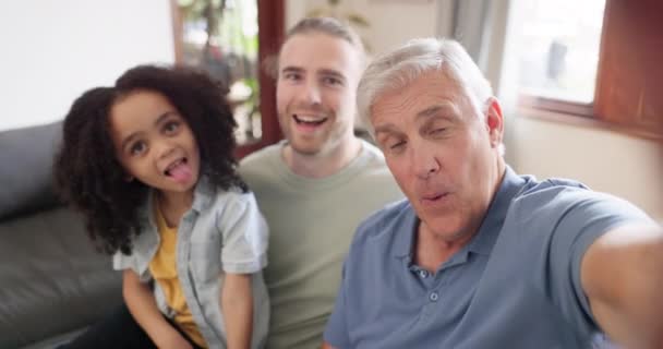 Παππούς Πατέρας Και Παιδί Βγάζουν Μια Αστεία Σέλφι Σαν Μια — Αρχείο Βίντεο