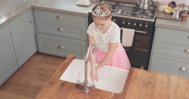 Dziewczyna Mycie Dzieci Ręce Mydłem Zlewie Kuchennym Poznawanie Bakterii Czyszczenie — Wideo stockowe