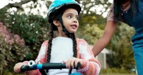 サポートと遊びと近所の学習 通りと屋外で自転車 母親と娘 スピード トレーニング ヘルメットのための教育 幸せと道を持つ女性 女の子の子供と自転車 — ストック動画