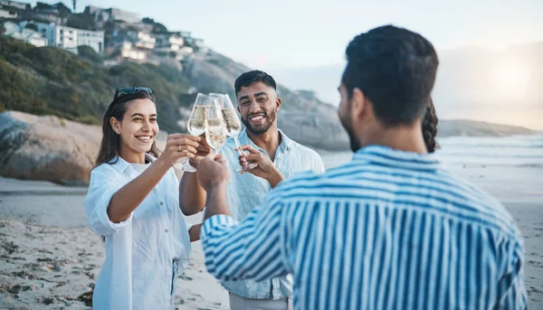 Lachen Vrienden Toasten Met Champagne Het Strand Plezier Hebben Een — Stockfoto