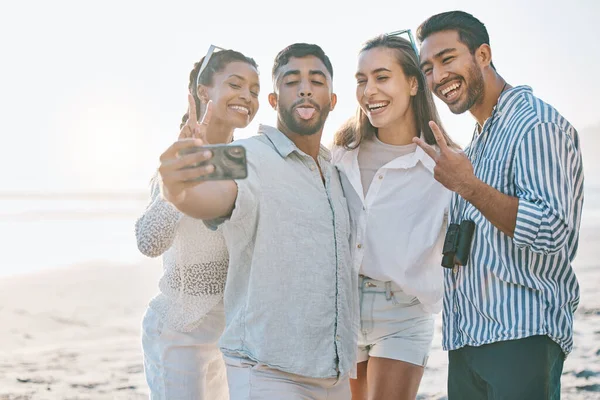 Ευτυχισμένοι Φίλοι Selfie Και Παραλία Για Μνήμη Φωτογραφία Εικόνα Στο — Φωτογραφία Αρχείου