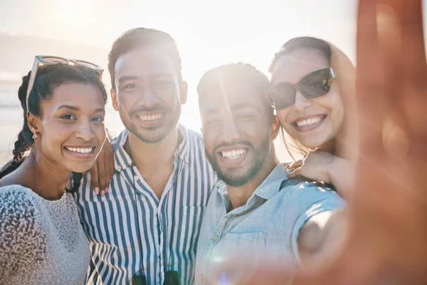夏と幸せな人々の屋外での友人 自撮りや太陽の光 自然界の男性と女性との旅行や自由 ソーシャルメディアの投稿 人々のグループと冒険のための笑顔 — ストック写真