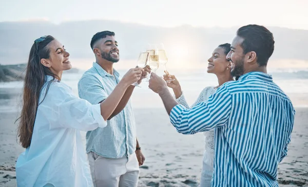 Vrienden Glimlach Toast Met Champagne Het Strand Veel Plezier Hechting — Stockfoto