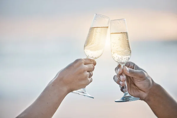 Sunset Couple Hands Toast Wine Glass Having Fun Bonding Together — Stock Photo, Image