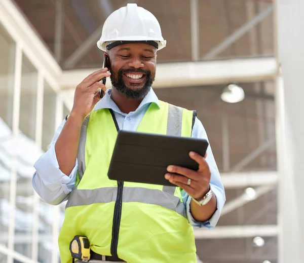 Llamada Telefónica Hombre Negro Arquitecto Con Tablet Para Investigación Planificación — Foto de Stock