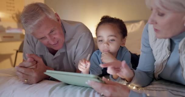 Abuelos Niños Tabletas Cama Noche Juntos Para Aprender Leer Escribir — Vídeos de Stock